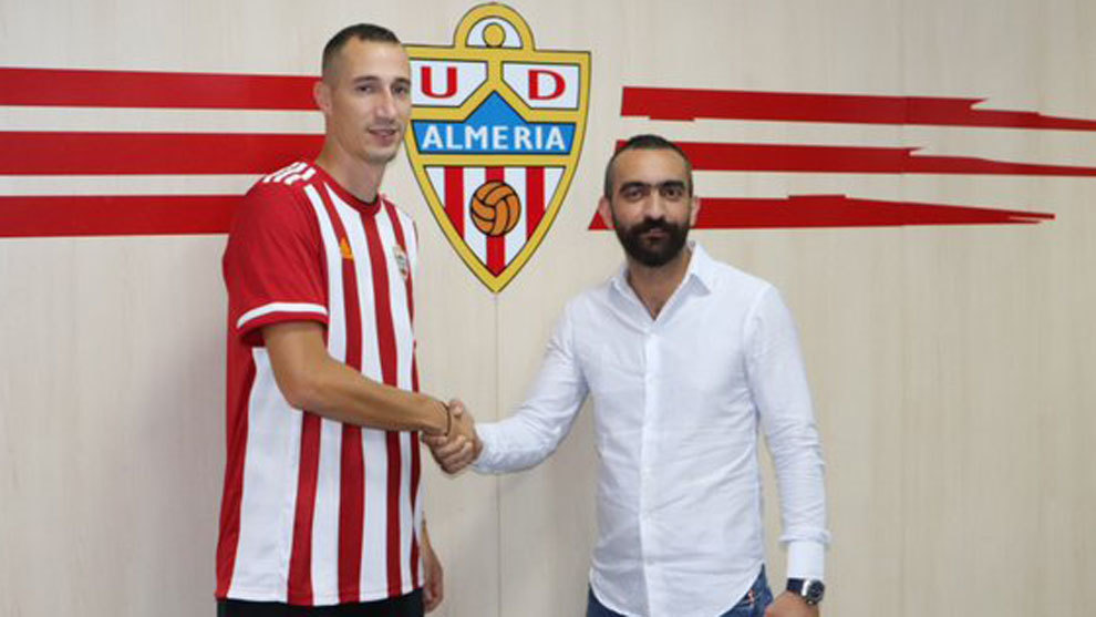 El centrocampista Petrovic, nuevo jugador del Almera.