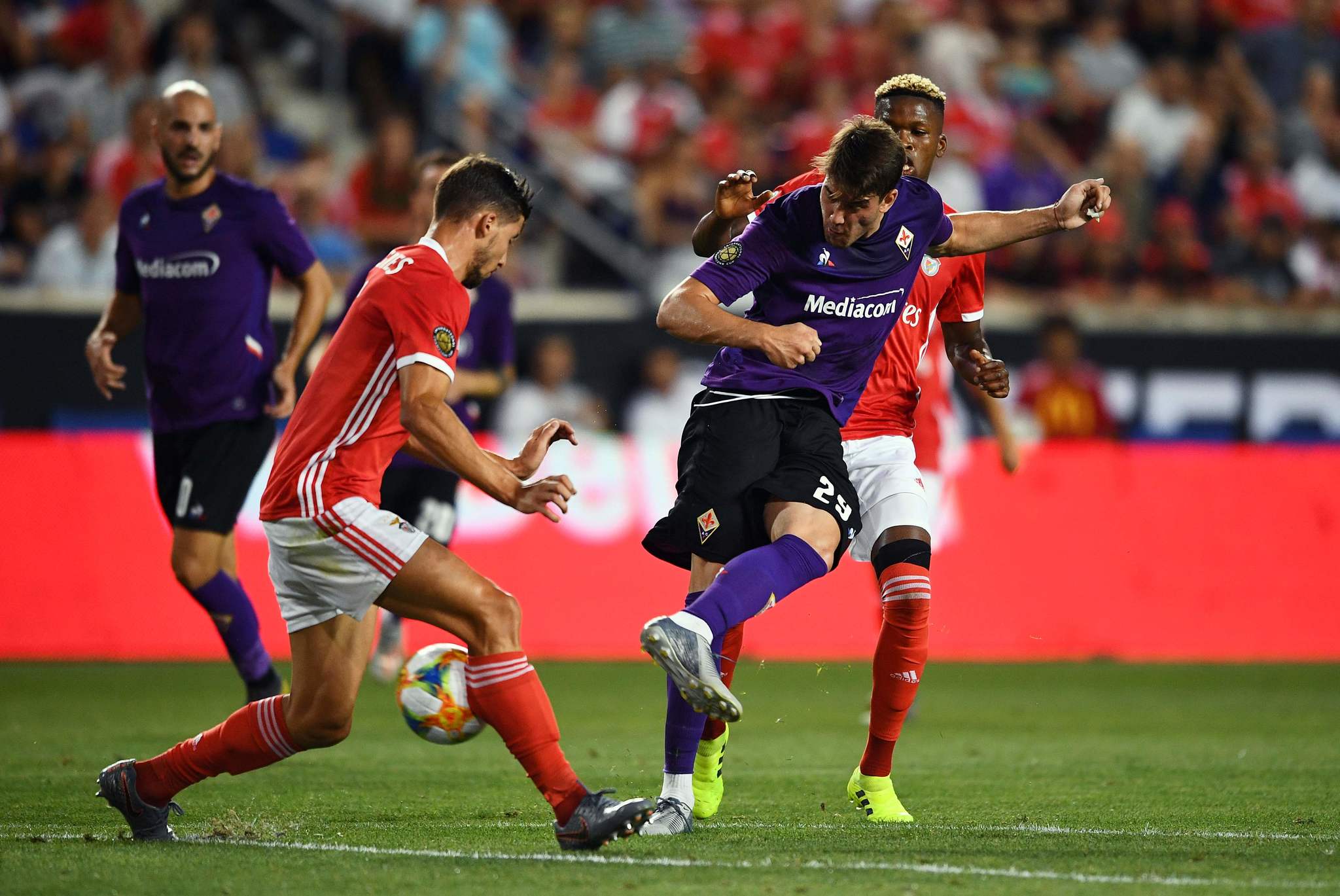 Fiorentina's Serbian foward Dusan <HIT>Vlahovic</HIT> (C) kicks the ball to score during their 2019 International Champions Cup football match between ACF Fiorentina and Benfica at Red Bull Arena in Harrison, New Jersey on July 24, 2019. (Photo by Johannes EISELE / AFP)