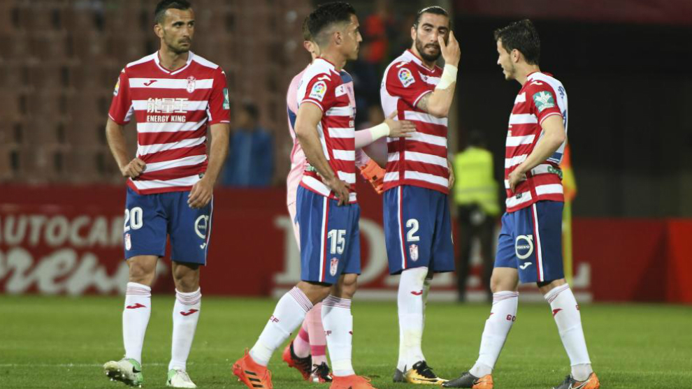 Los jugadores del Granada desolados tras una derrota la pasada...