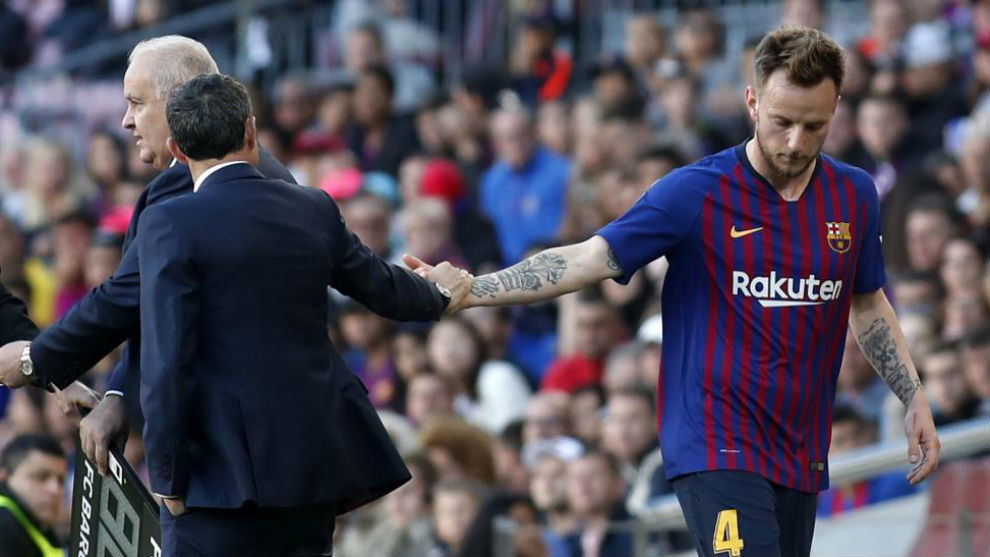 Ernesto Valverde and Ivan Rakitic after a substitution.