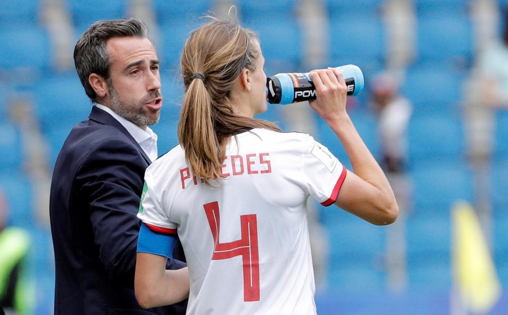 Irene Paredes recibe rdenes de Jorge Vilda durante un partido del...