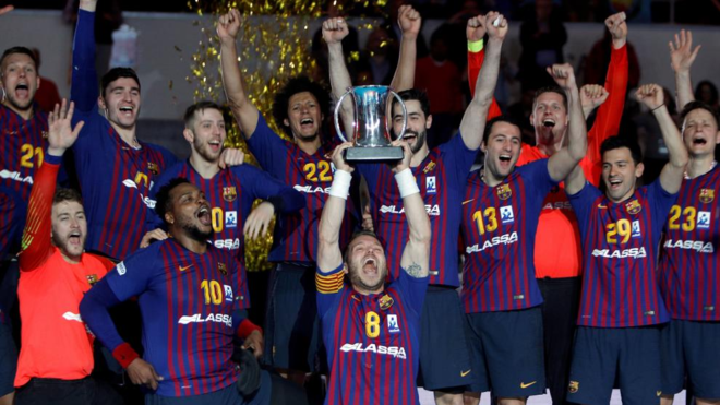 Los jugadores del Barcelona celebran la consecucin de la Copa del...
