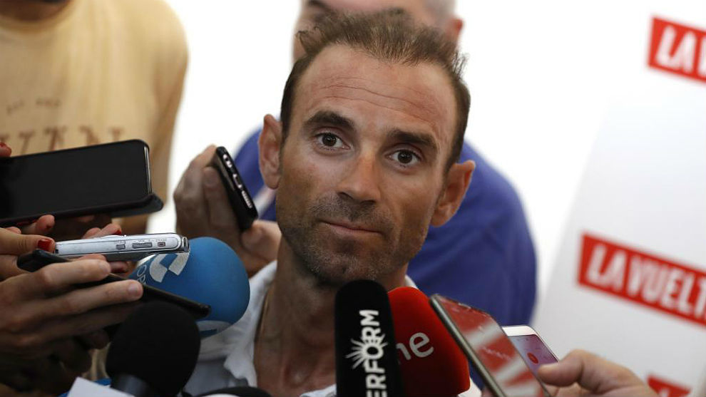 Alejandro Valverde atiende a los medios este jueves en Alicante.
