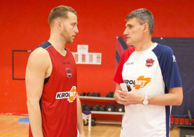 Nik Stauskas habla con Velimir Perasovic durante un entrenamiento.