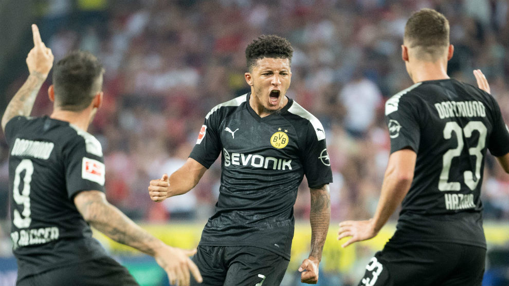 Los jugadores del Dortmund celebran el gol de Sancho (19).