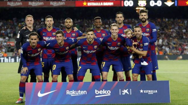 Los jugadores del Barca, posando para la foto oficial previa al...