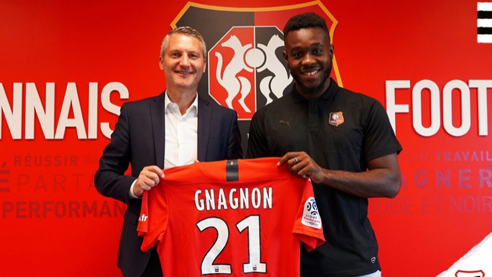 Gnagnon posa con la camiseta del Rennes.