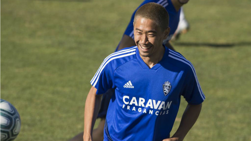 Kagawa sonre en un entrenamiento.
