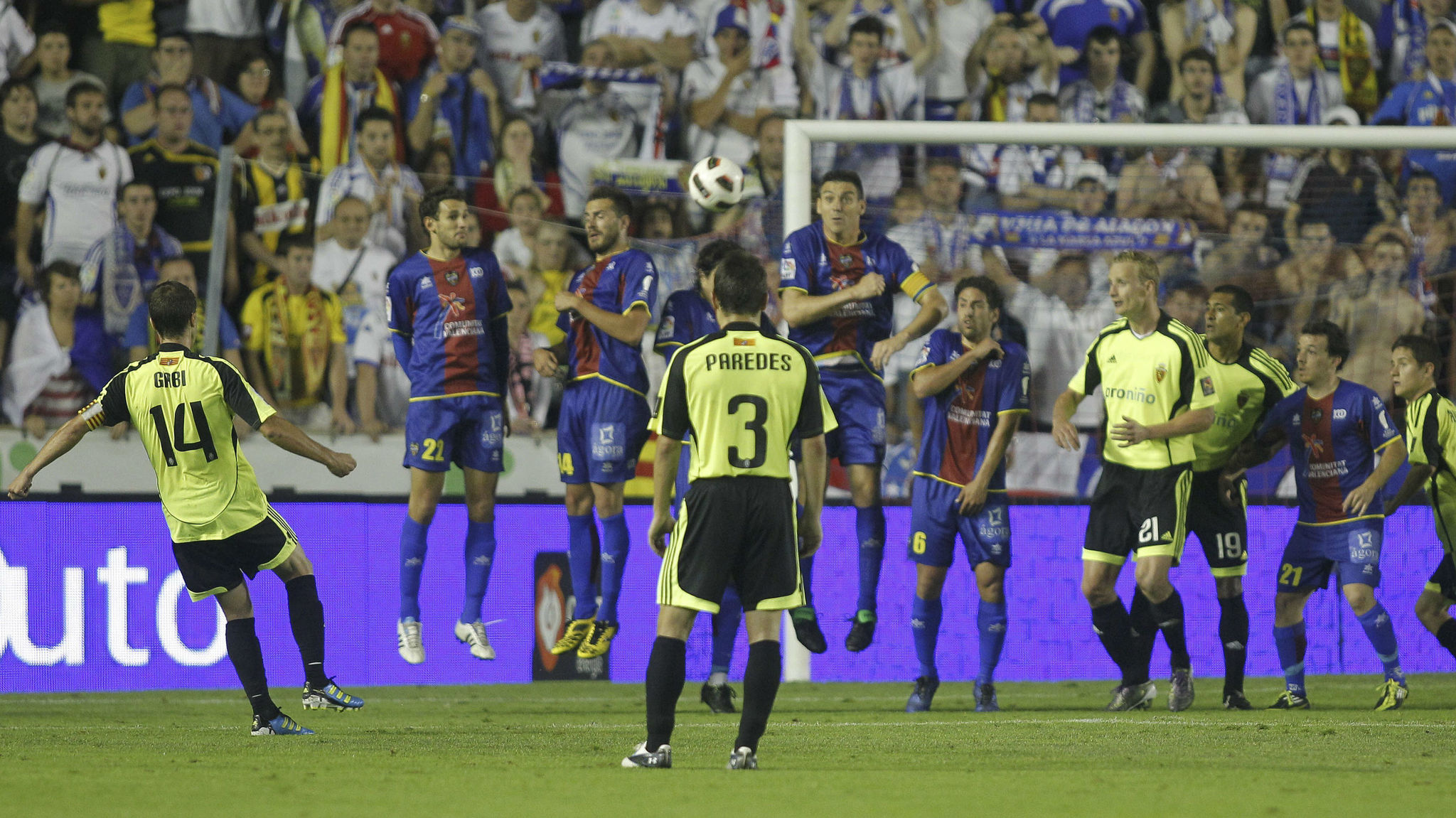 Gabi, en uno de los goles de aquel partido Levante-Zaragoza 2010-11,...