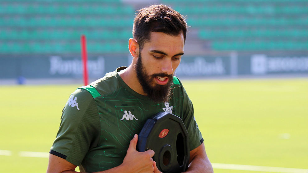 Borja Iglesias during a training session.
