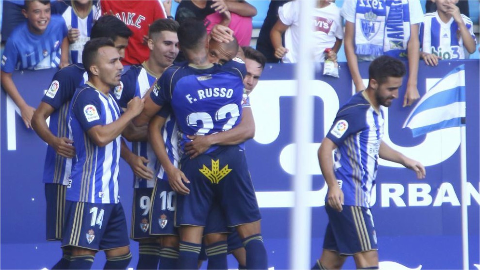 Los jugadores de la Ponferradina celebran uno de sus goles al Tenerife
