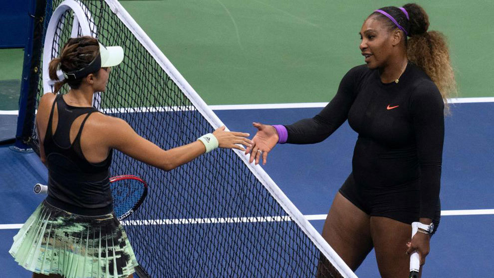 Serena Williams y Wuang se saludan al finalizar su partido.
