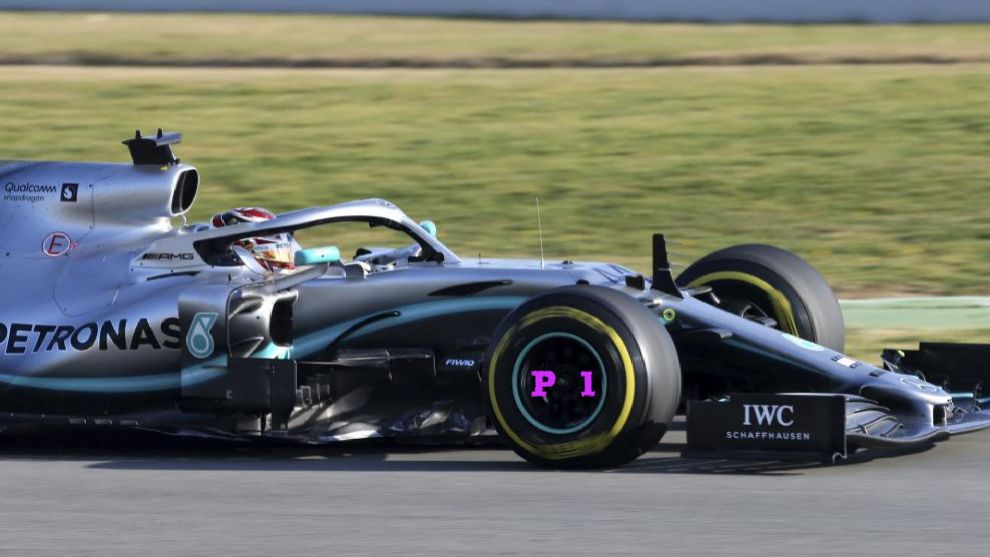 As se vera el coche de Lewis Hamilton con las llantas actuales.