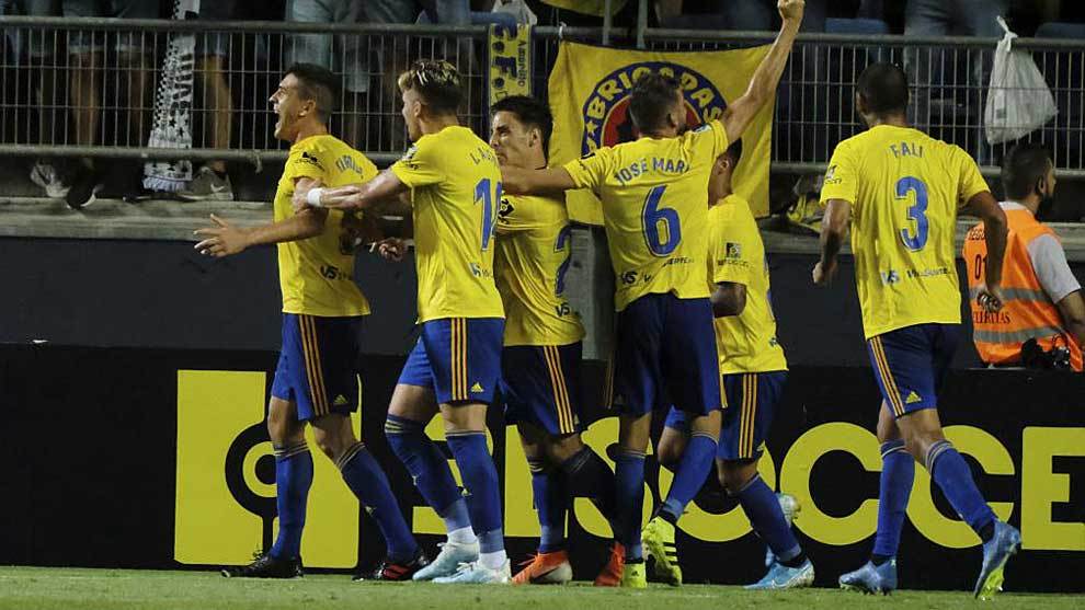 Garrido celebra con sus compaeros el gol del triunfo al Extremadura