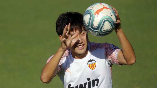 Kangin Lee durante un entrenamiento del Valencia