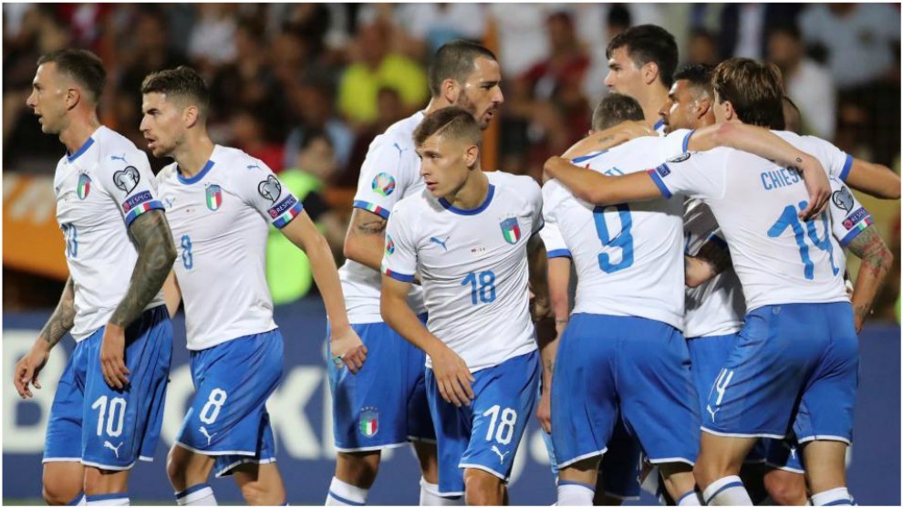 Los jugadores de Italia celebran un gol de Belotti.