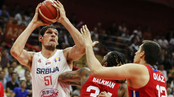 Boban Marjanovic intenta levantar el balón ante Balkman y Díaz