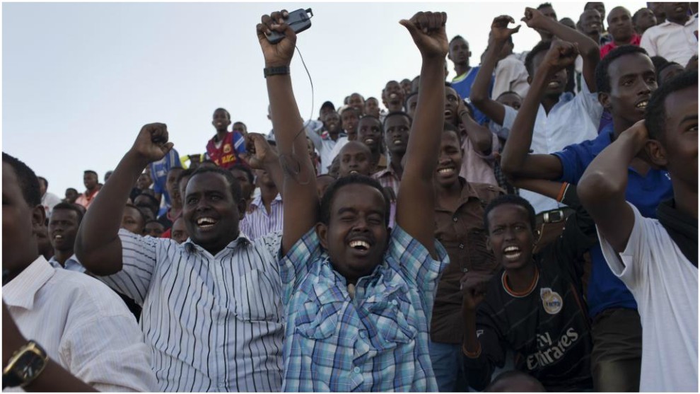 Los aficionados somales celebran un gol.