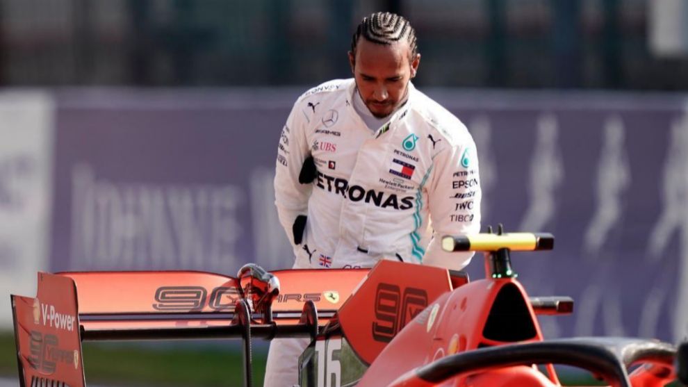 Lewis Hamilton observa el Ferrari tras el GP de Blgica.