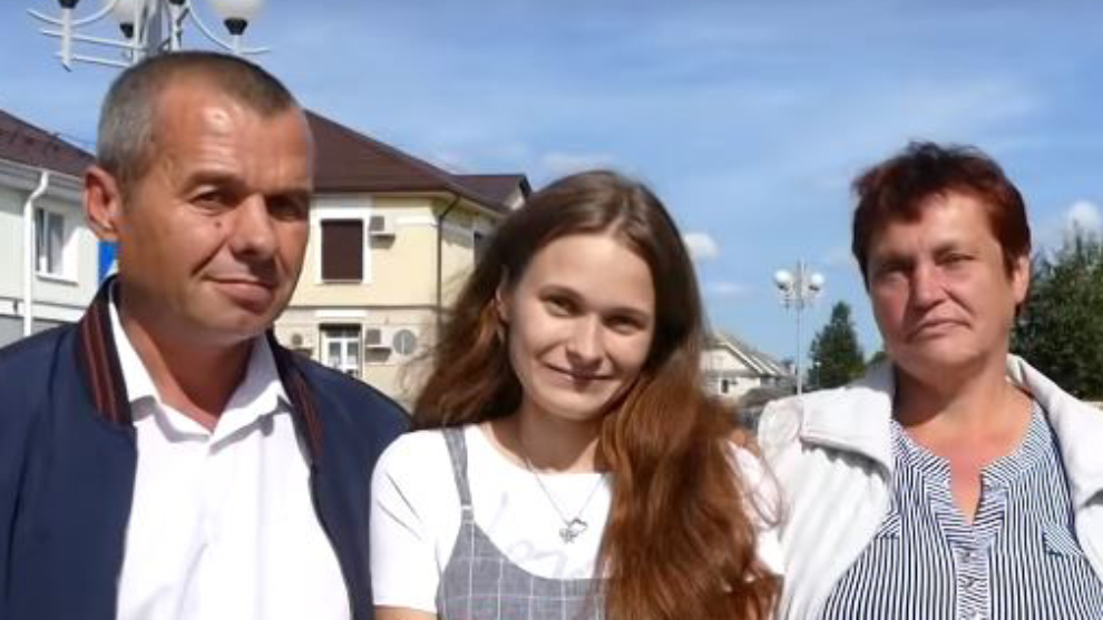 Yulia Moisyenko posa con su familia 16 aos despus