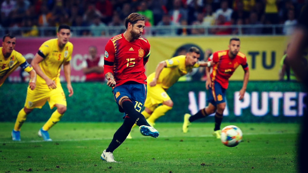 Sergio Ramos ejecuta un penalti durante el Rumana - Espaa de la fase de clasificacin para la Euro 2020.