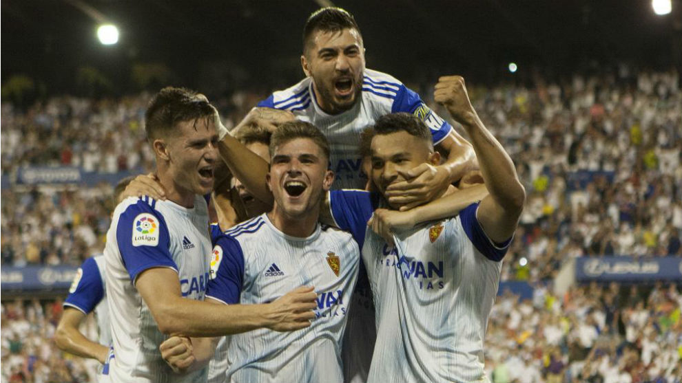 Los jugadores del Real Zaragoza celebran el gol de la victoria de Luis...
