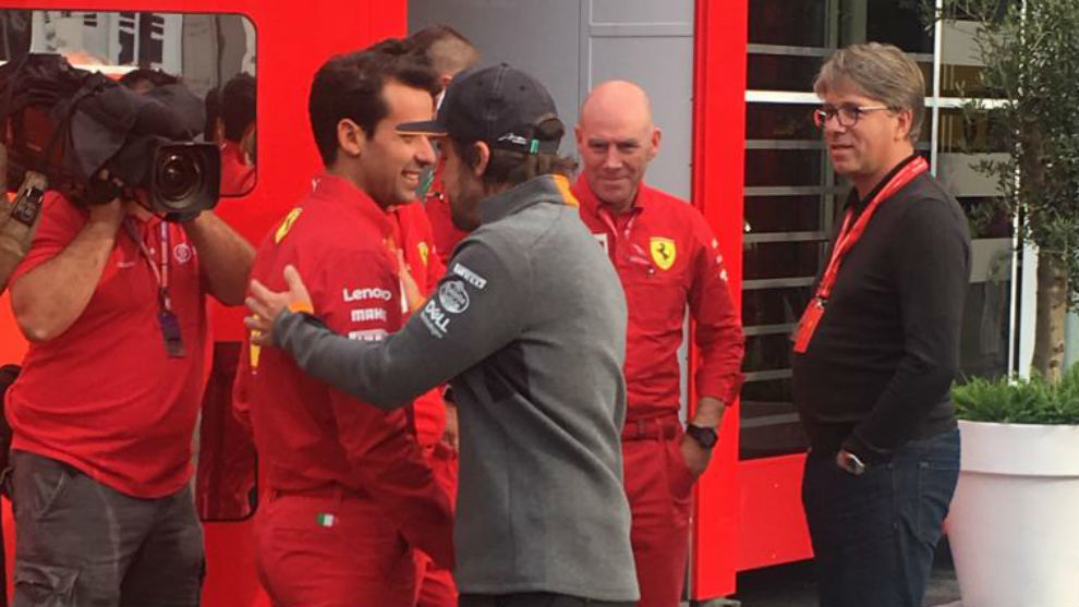 Alonso saluda a uno de los empleados de Ferrari ante el &apos;motorhome&apos;...
