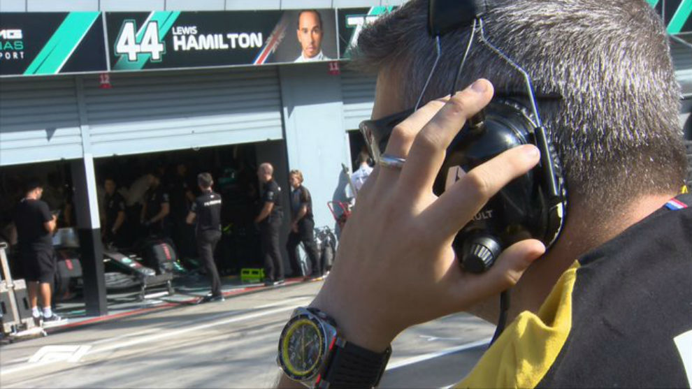El spotter de Renault (vigilante tctico) mirando a los Mercedes en...