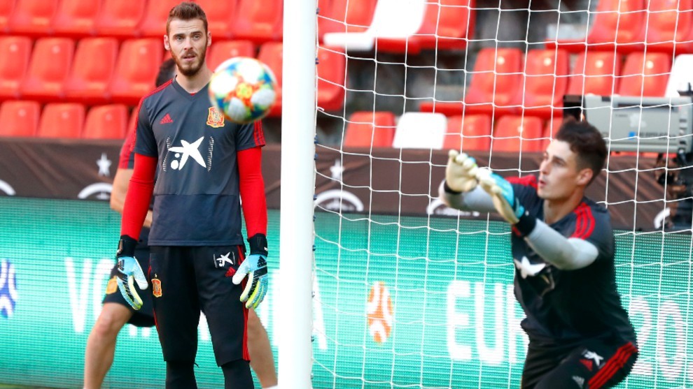De Gea watches on as Kepa makes a save in training.