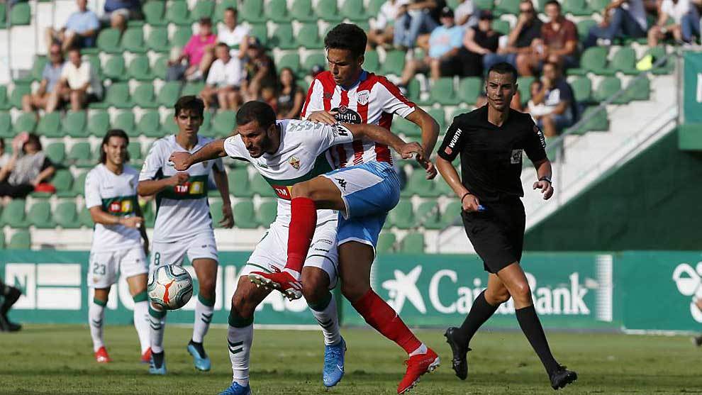 Borja Dominguez, autor del gol del empate, presiona a Qasmi