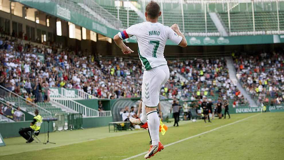 Nino celebra su gol al Lugo en el Martnez Valero
