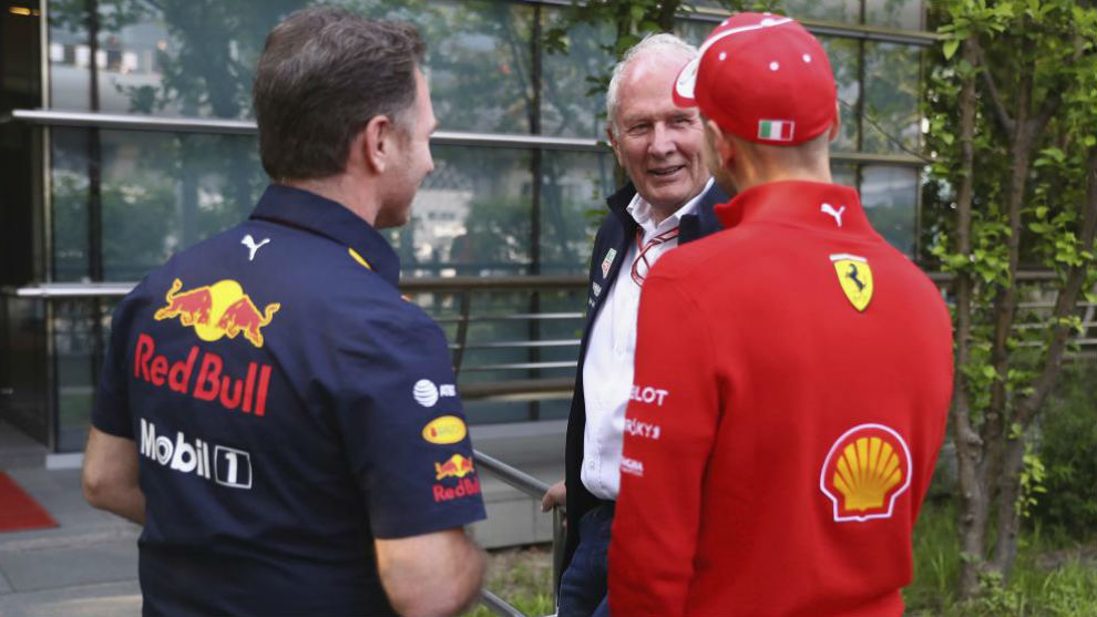 Vettel charla con Marko y Horner, durante un gran premio.