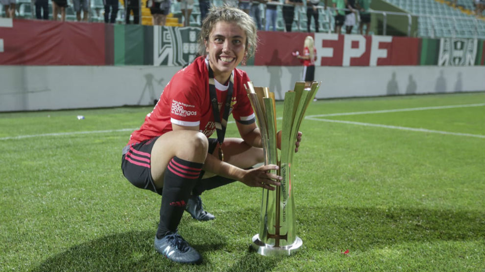 Pauleta, que es imagen de New Balance, con la Supercopa portuguesa.