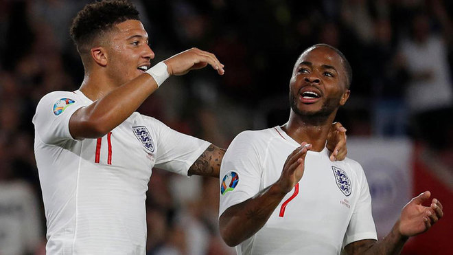 Sterling y Sancho celebran uno de los goles ingleses.