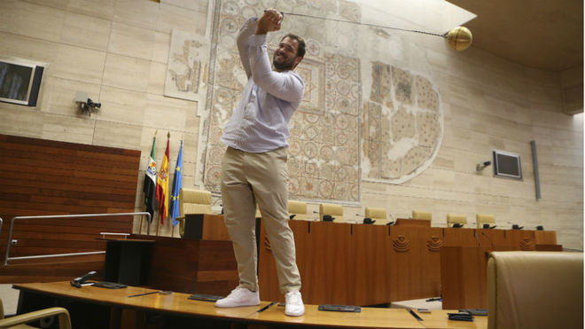 Javier Cienfuegos, con el martillo en la Asamblea de Extremadura.