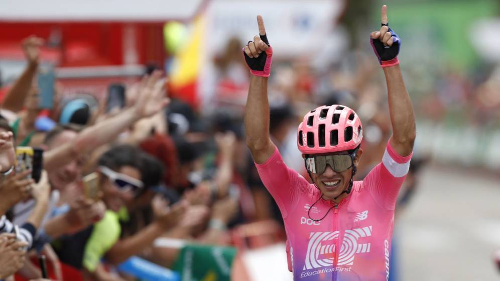Sergio Higuita celebra el triunfo de etapa.