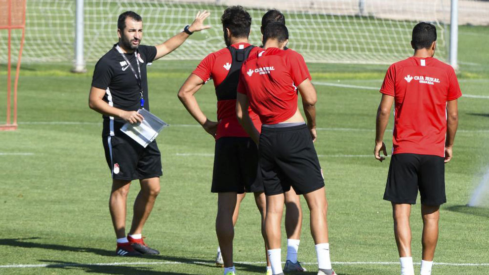 Diego Martnez da indicaciones durante un entrenamiento del Granada.