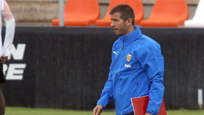 Albert Celades during a Valencia training session.