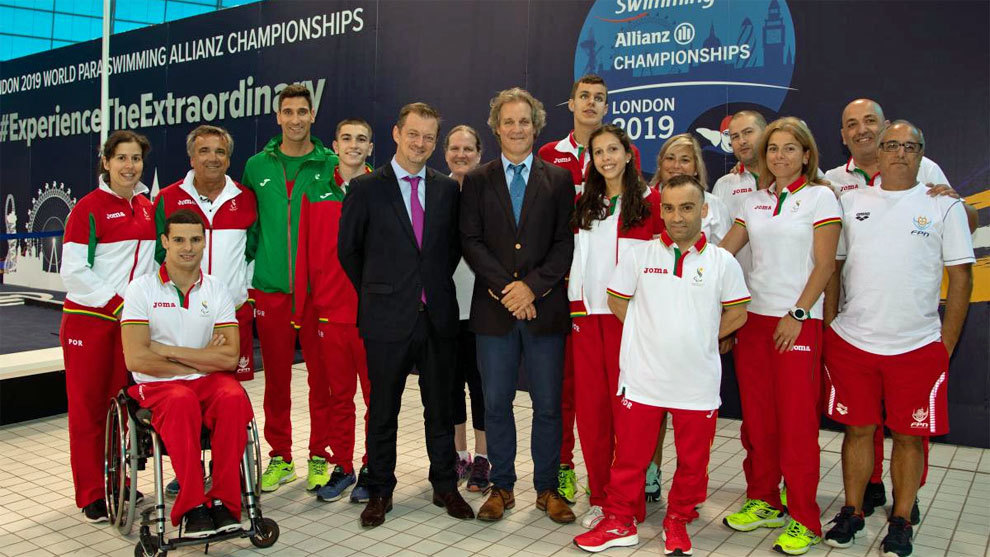 Andrew Parsons, junto al equipo de Portugal en el Mundial de natacin...