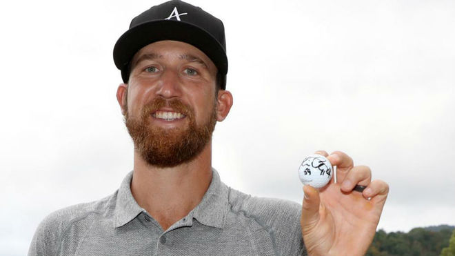 Kevin Chappell, con la bola firmada tras hacer 59 golpes.