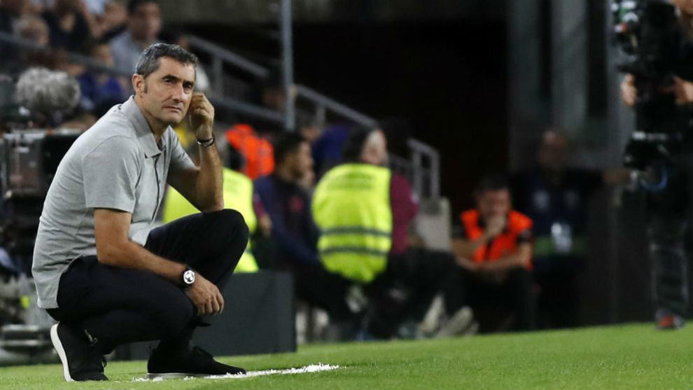 Ernesto Valverde observa el partido contra el Valencia.