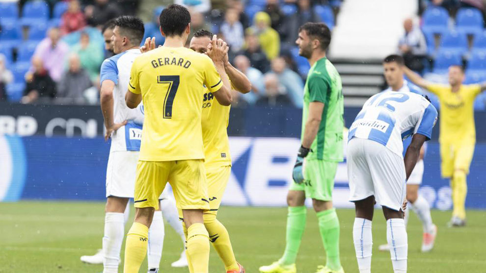 Los jugadores del Villarreal celebran un gol bajo la tristeza de los...