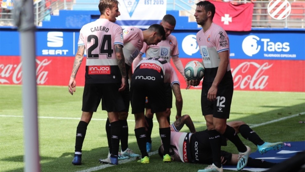 Ferreyra, en el suelo lesionado, tras marcar el gol contra el Eibar.