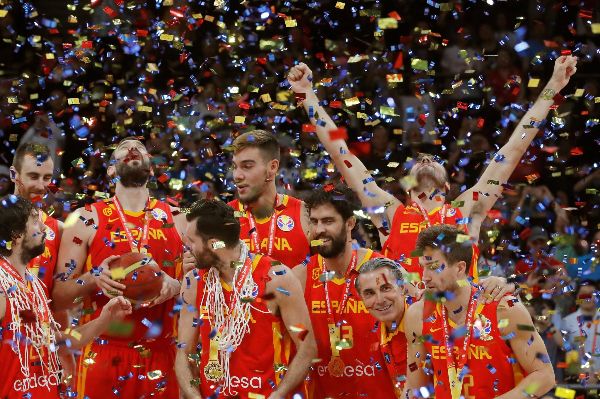 Los jugadores de España en la celebracion como campeones del Mundo de Baloncesto