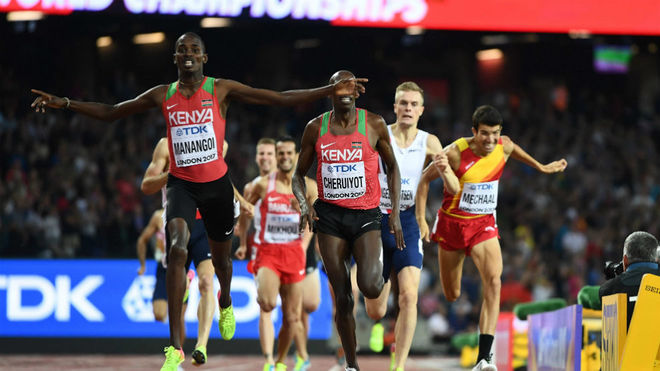 Manangoi cruza la meta en los Mundiales de Londres 2017.