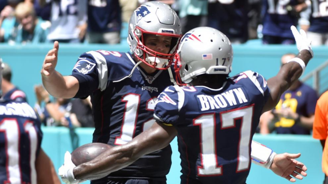 El abrazo de Tom Brady a Antonio Brown