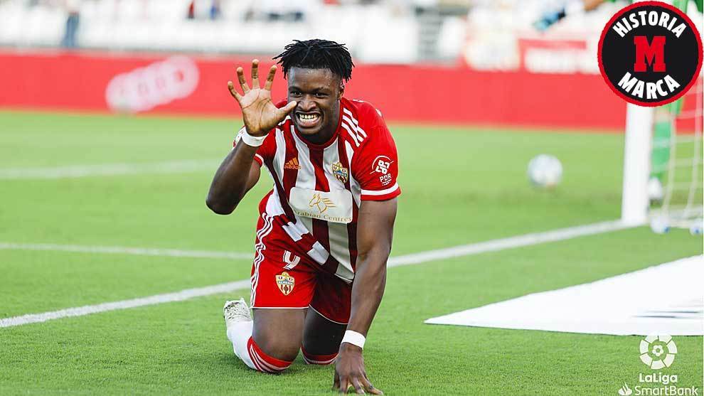 Sekou Gassama celebra su gol en La Rosaleda imitando a una pantera