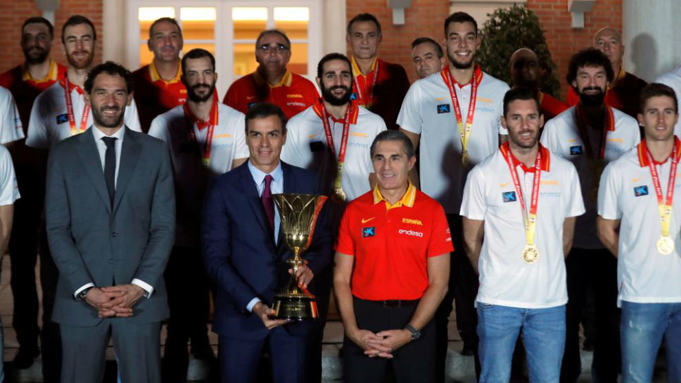 Pedro Sánchez sujeta el trofeo del Mundial en la foto de familia con la selección.