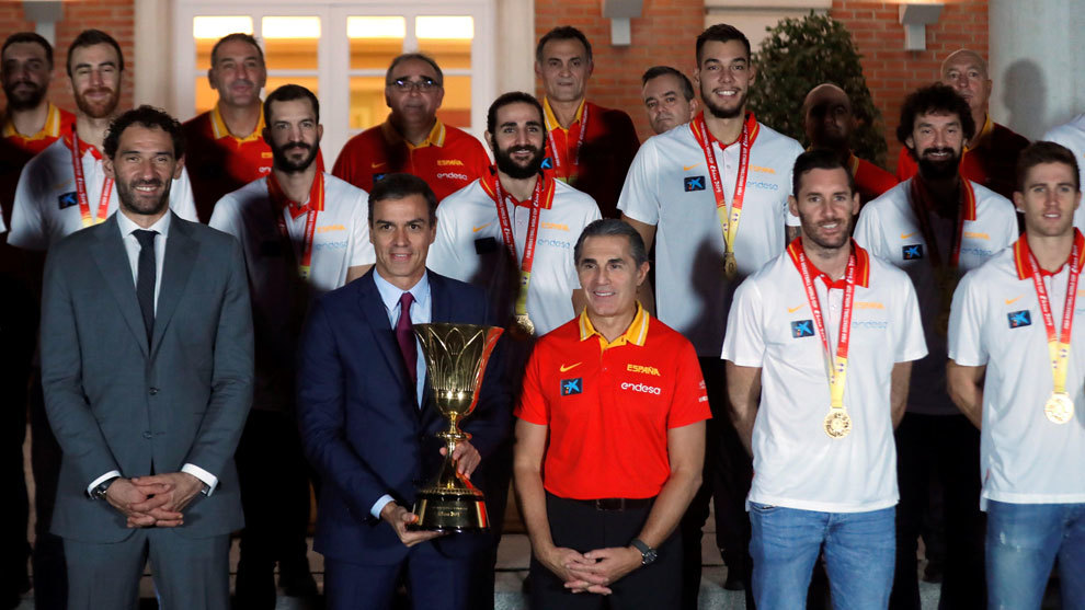 El presidente del Gobierno en funciones junto a la selección española de baloncesto