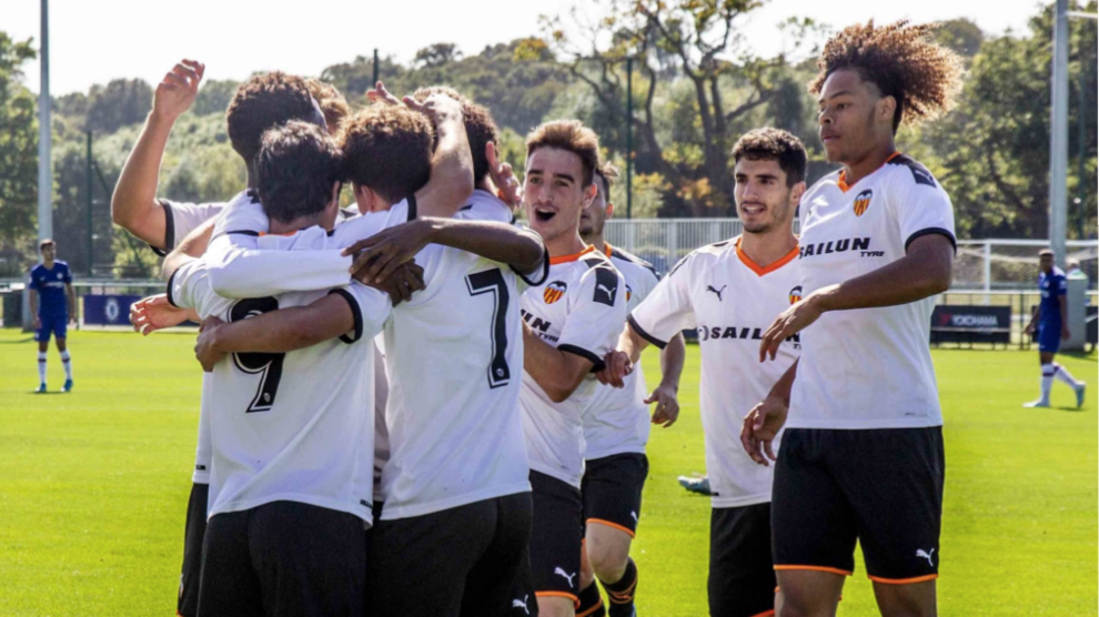 Los jugadores del Valencia, se abrazan en el gol de Hugo Gonzlez con...